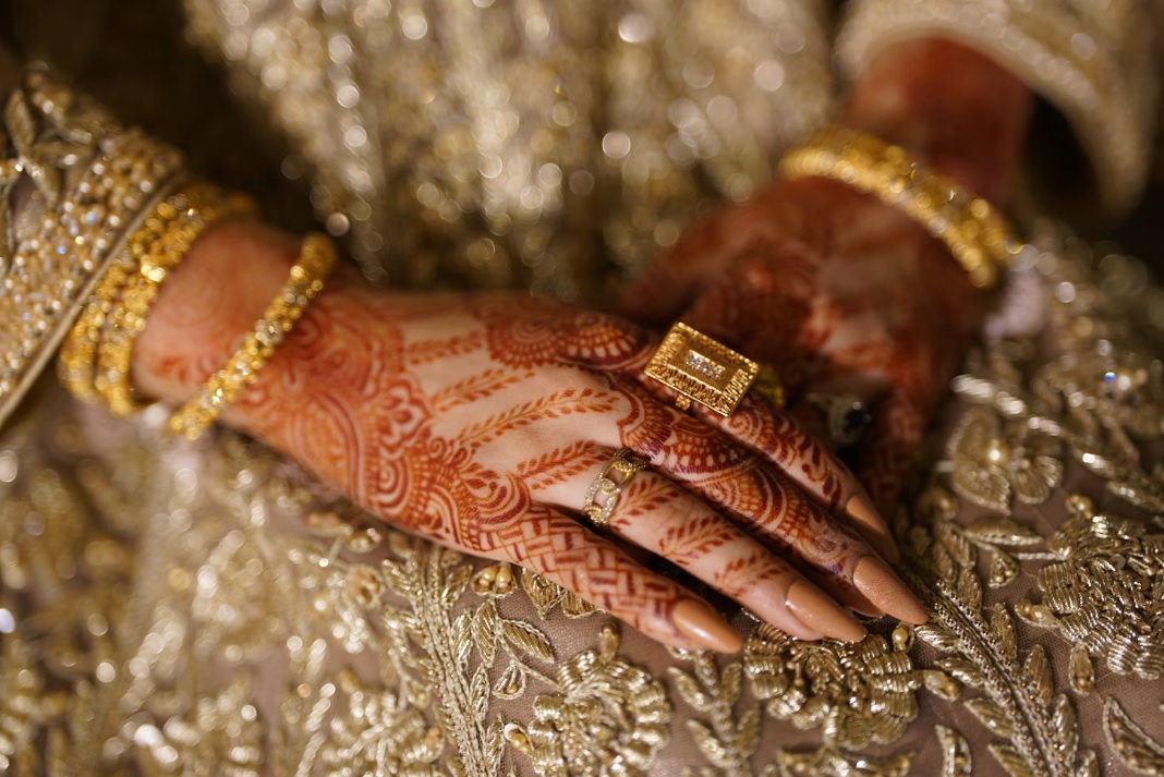 Modelo usando semijoias douradas